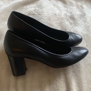 Dana Davis black pumps